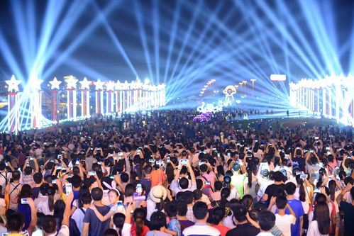 啤酒节夜晚灯光与人群狂欢场景