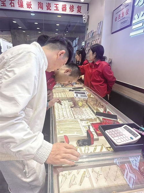 金店顾客挑选金条