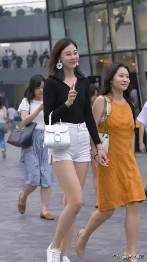 女生自信走在街头