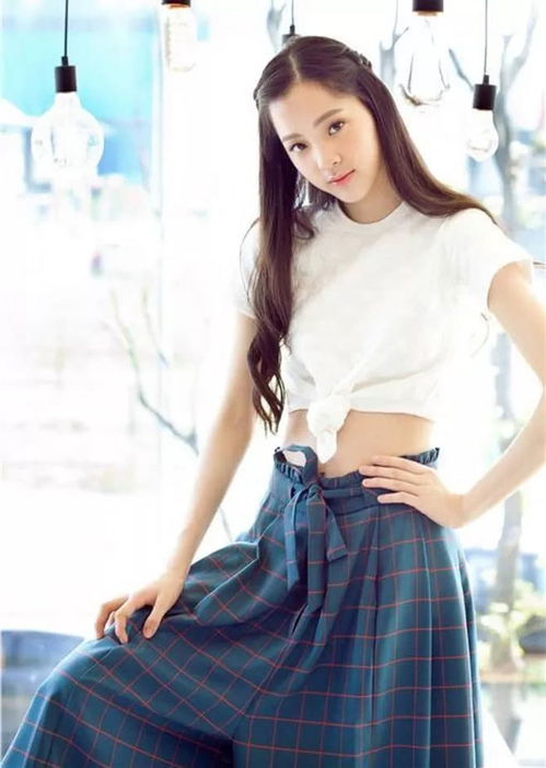 张馨月身穿白色连衣裙在家拍照