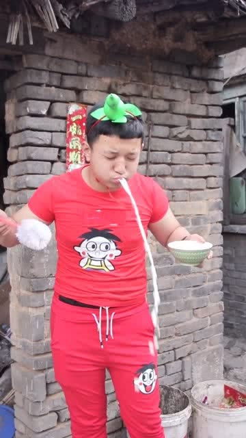 一家人正在一起刷牙的温馨画面