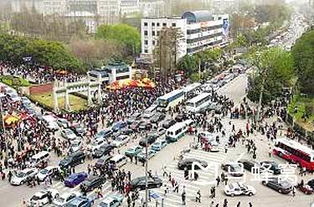 武汉大学校门前积水严重