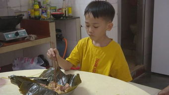 一家人围坐一起包粽子的温馨场景