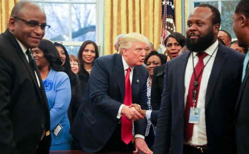 特朗普深夜关灯看电视？背后真相令人意外！