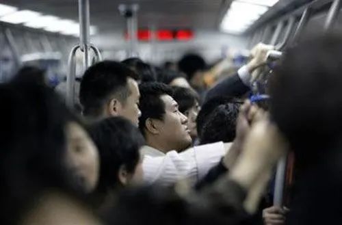 男子地铁车厢怪异行为致3人受伤，只为博取流量！网友：底线在哪？