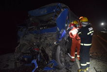 消防员正在现场进行救援工作