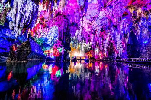 溶洞内灯光与音乐交融的现场图