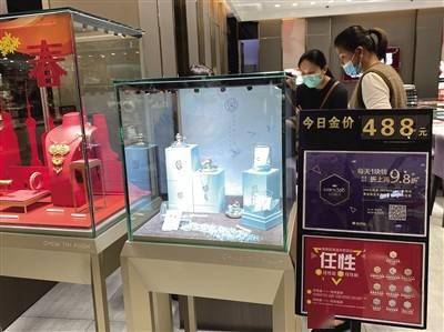 黄金首饰柜台前顾客挑选商品