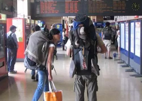 年轻人背包旅行城市街景