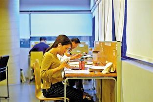 一位读者坐在窗边认真阅读三国演义