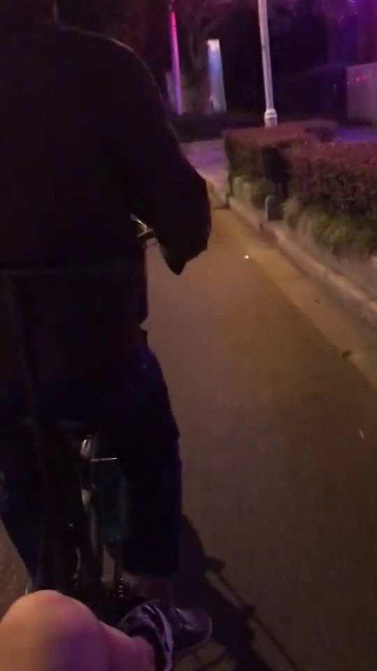 父亲深夜坐在船舱内发呆