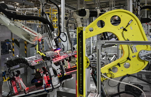 深蓝汽车工厂生产线忙碌景象