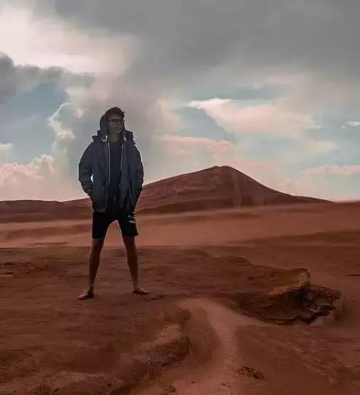 人们在高峰上眺望远方的照片