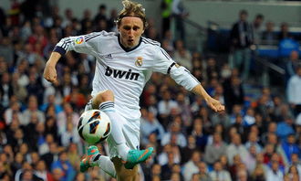 莫德里奇在伯纳乌球场挥手致意