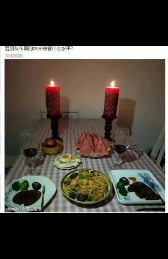 情侣在烛光晚餐中互动