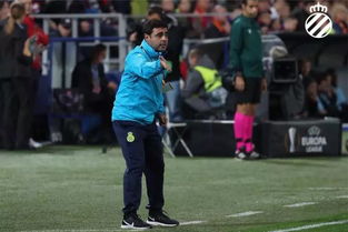 一群朋友在球场上合影庆祝进球