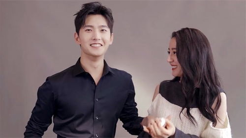 杨洋在雨中握住迪丽热巴的手的感人瞬间