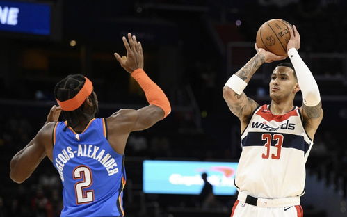 亚历山大在比赛中命中关键三分