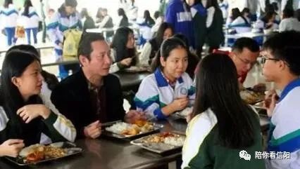 学生排队打饭画面稀疏饭菜