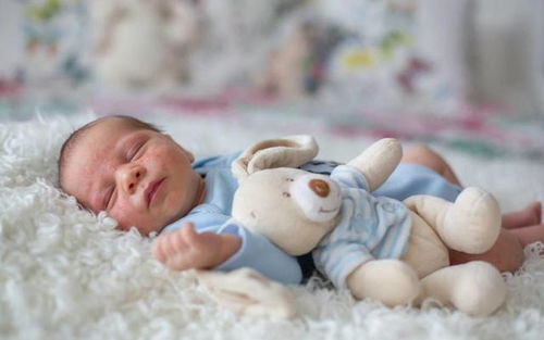 宝宝皮肤出现红疹被妈妈轻轻抚摸