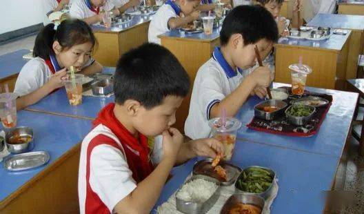 学生在校门口等待午餐画面