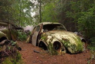 男子在深山中自制车辆零件