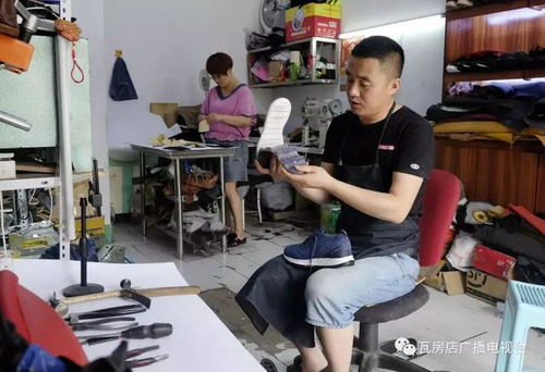 李师傅夫妇在修理店工作场景