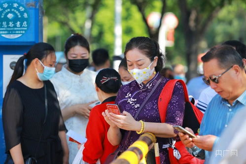 信阳一高中门口学生与家长交谈场景