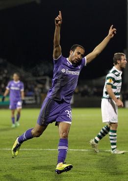 热刺球员高举欧联杯庆祝胜利