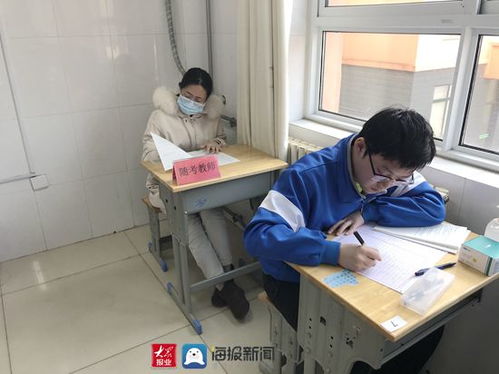 家长在教室旁听监考场景