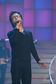 歌手们在台上激情演唱