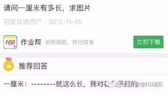 两位女生视频通话中开心大笑