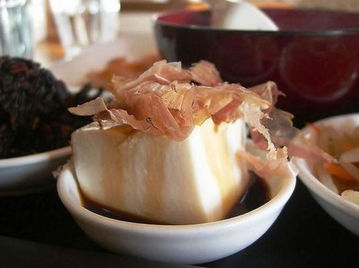 一份健康的早餐搭配：豆腐、豆浆和水果