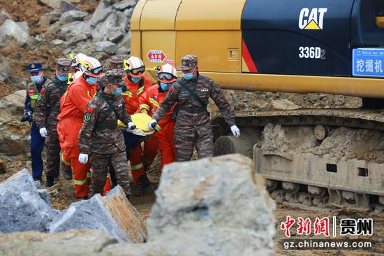 突发山体滑坡！贵州毕节8户19人被困，救援现场揪心一幕曝光