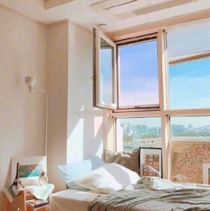 阳光透过窗户照进整洁的出租屋