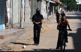 哈马斯成员在加沙街头