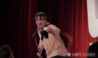 脱口秀演员台上表演画面