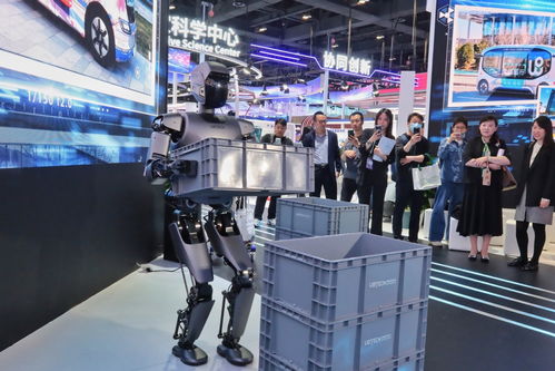 人形机器人在展台上与观众互动