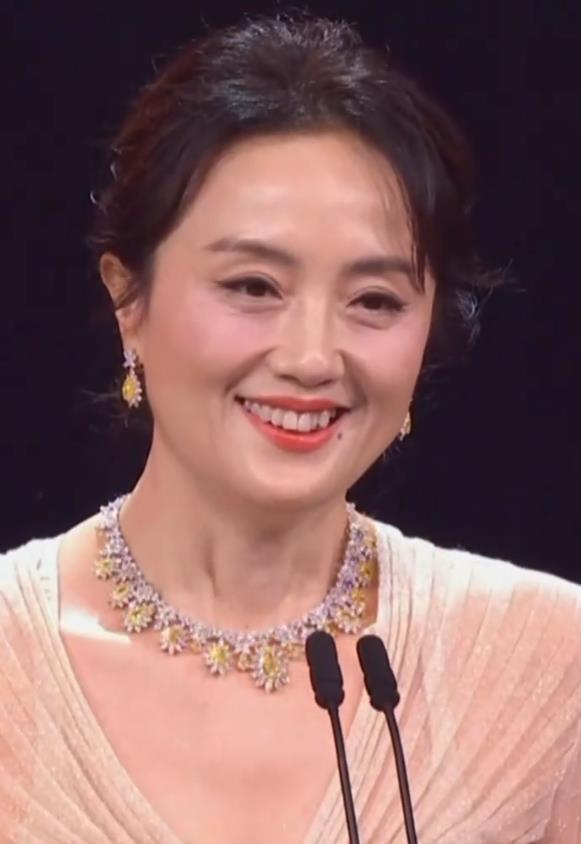 医生晒朱媛媛住院照引争议，职业道德与隐私边界再引热议