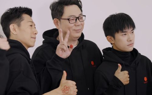 易烊千玺与朱媛媛同校照片对比图