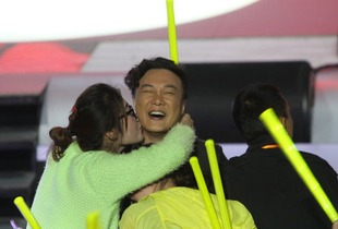 陈奕迅鞠躬挥手