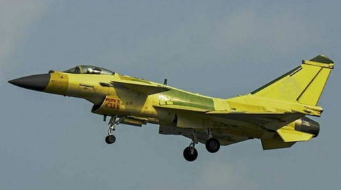 歼-10C战机空中飞行特写镜头