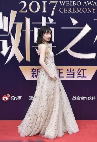 微博热搜截图张凌赫红毯造型话题页