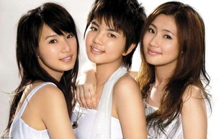 一对年轻情侣在海外合影微笑面对镜头