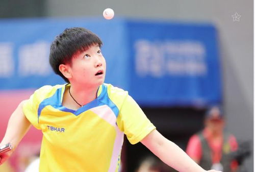 孙颖莎领奖台高举奖杯