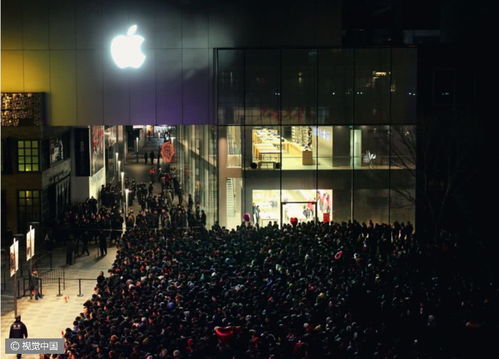 粉丝在场馆外聚集等待签名