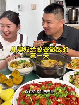 男女在餐厅共享美食互动