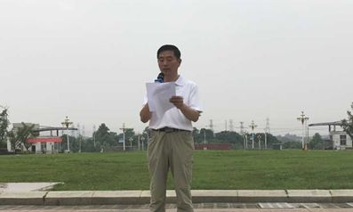 任超老师带领学生雨中跑步图