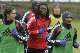 年轻球员在训练场上的专注瞬间