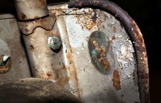 山洞内堆满自制车辆零件